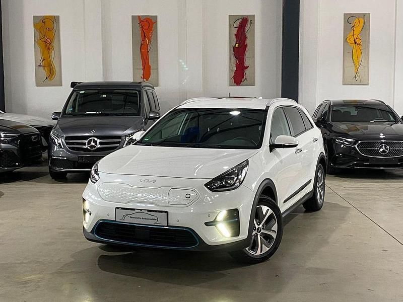 Weiß Gebraucht 2021 Kia e-Niro Spirit SUV | 20.880 € (Etwas zu teuer) - Bild 1/4