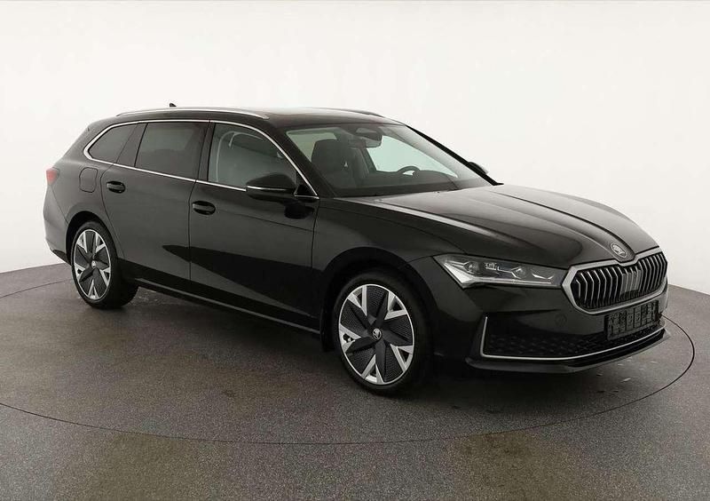 Onyx schwarz metallic Gebraucht 2024 Skoda Superb Selection Kombi | 40.090 € (Fairer Preis) - Bild 1/4