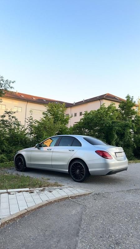 Grau Gebraucht 2014 Mercedes C200 Limousine | 15.000 € - Bild 1/4