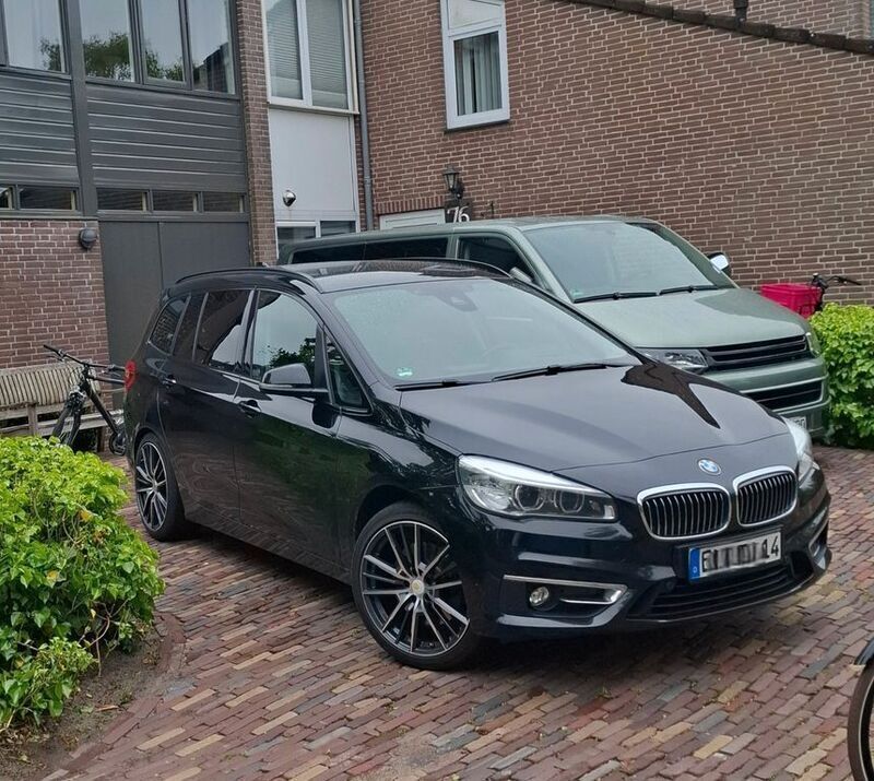 Schwarz Gebraucht 2016 BMW 220 Gran Tourer Van / Kleinbus | 13.999 € (Superpreis) - Bild 1/4