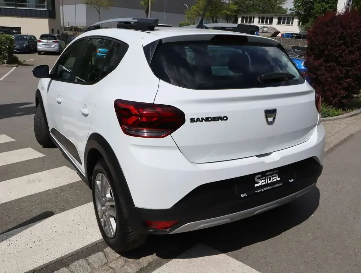 Gebraucht Dacia Sandero Comfort 101 PS (74 kW) 2022 Gletscherweiss (weiß) Limousine