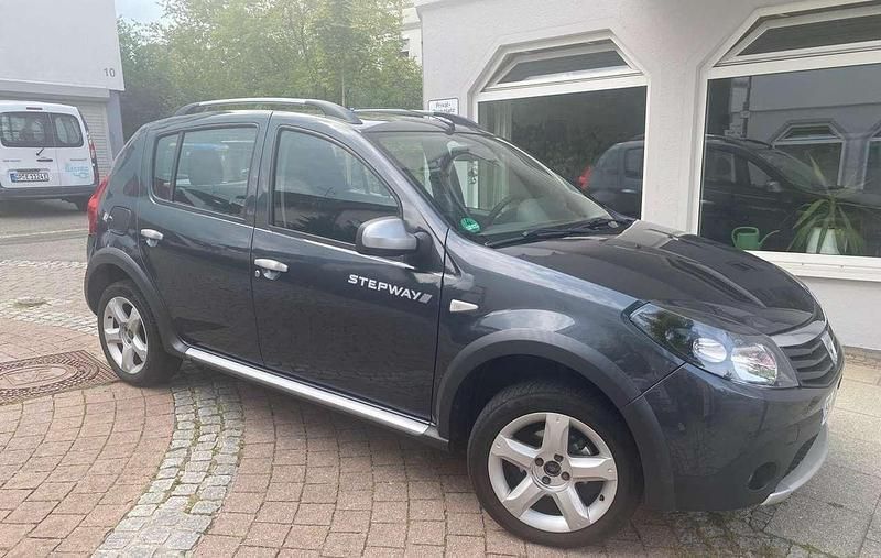 Schwarz Gebraucht 2010 Dacia Sandero Kleinwagen | 2.900 € (Teuer) - Bild 1/4