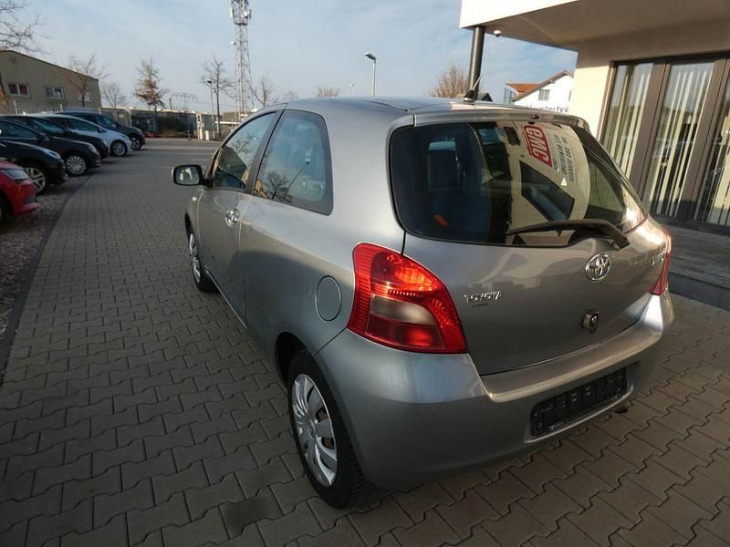 Gebraucht Toyota Yaris Sol 69 PS (50 kW) 2006 Silber Limousine