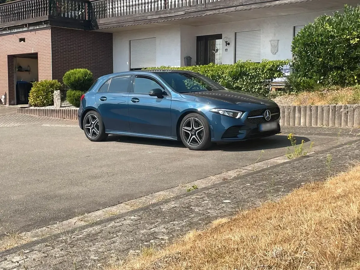 Gebraucht Mercedes A200 AMG line 163 PS (119 kW) 2019 Blau Kleinwagen
