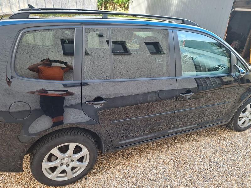 Schwarz Gebraucht 2015 VW Touran Highline Van / Kleinbus | 8.000 € - Bild 1/4