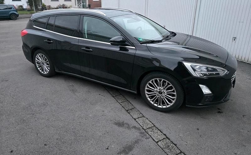 Schwarz Gebraucht 2019 Ford Focus Titanium Kombi | 9.999 € (Superpreis) - Bild 1/4
