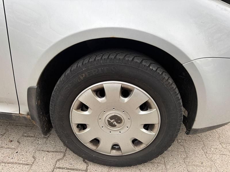 Usata VW Golf V 75 CV (55 kW) 2004 Grigio Utilitaria