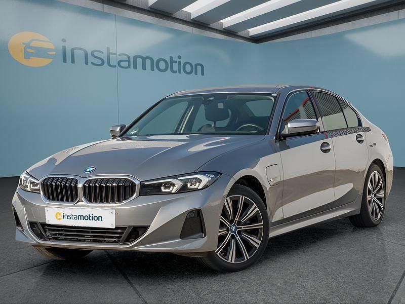 Grau Gebraucht 2022 BMW 320e Limousine | 31.549 € (Etwas zu teuer) - Bild 1/4