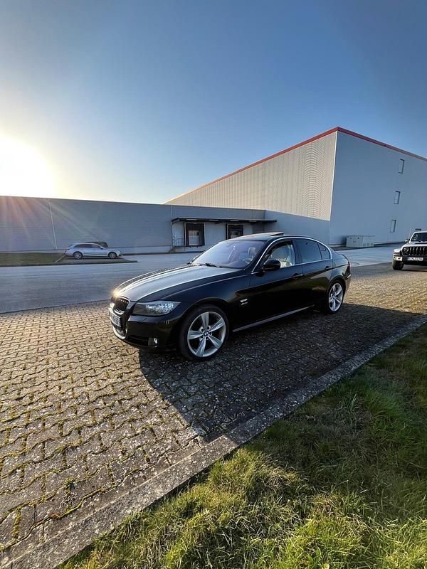 Gebraucht BMW 325 218 PS (160 kW) 2010 Schwarz Limousine