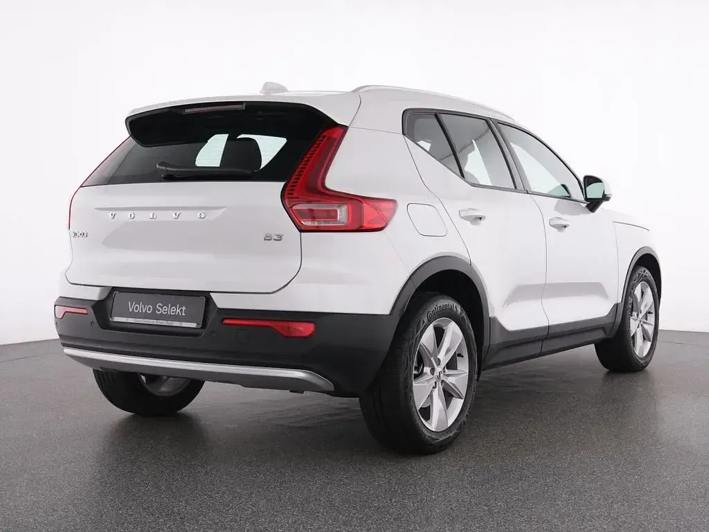 Gebraucht Volvo XC40 Core 163 PS (119 kW) 2023 Weiß crystal white / metallic SUV