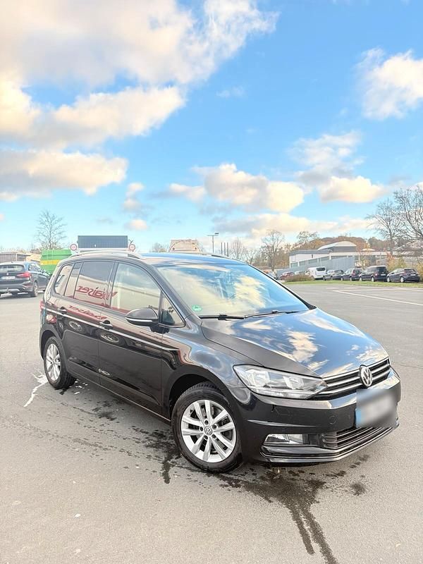 Schwarz Gebraucht 2017 VW Touran Van / Kleinbus | 16.200 € (Teuer) - Bild 1/4