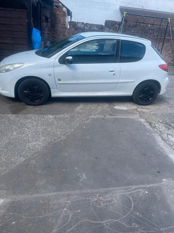 Weiß Gebraucht 2012 Peugeot 206 Kleinwagen | 1.100 € (Guter Preis) - Bild 1/4