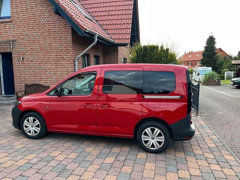 Kirschrot Gebraucht 2021 VW Caddy Trendline Van / Kleinbus | 20.990 € (Fairer Preis) - Bild 1/4