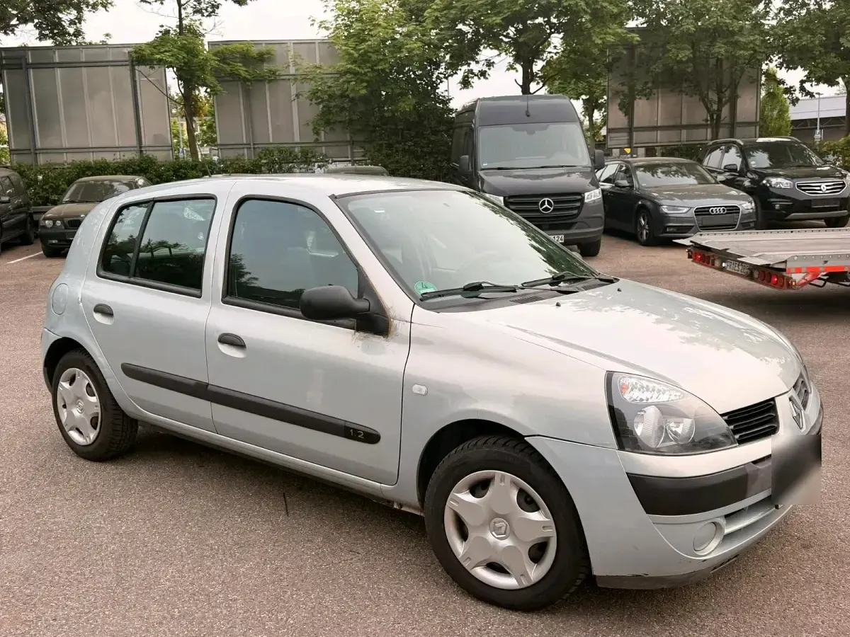 Używany Renault Clio II 58 KM (42 kW) 2004 Srebrny Hatchback