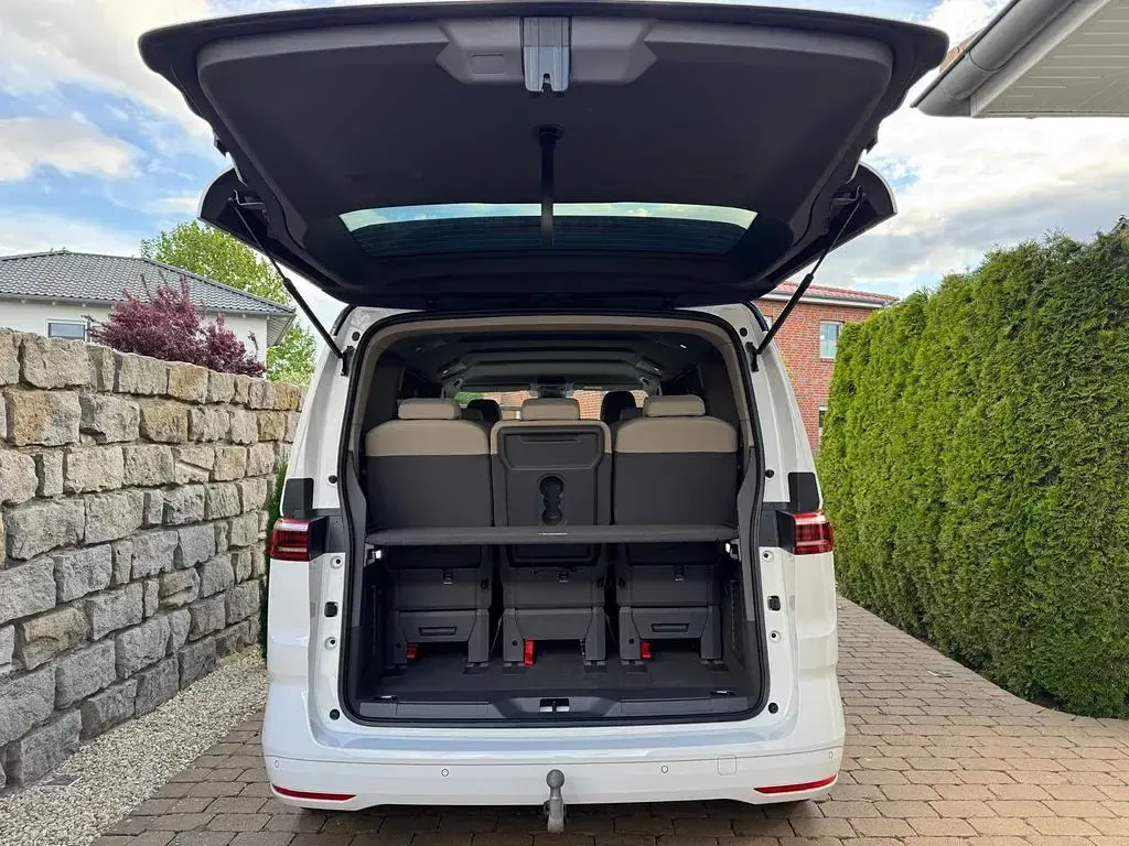 Gebraucht VW Multivan Edition 150 PS (110 kW) 2025 Weiß Van / Kleinbus