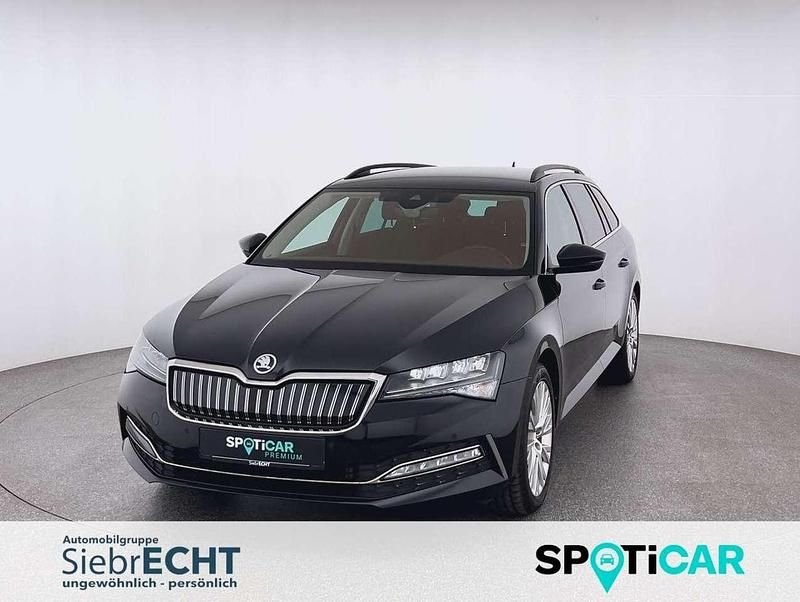 Schwarz (metallic) Gebraucht 2022 Skoda Superb Ambition Kombi | 26.770 € (Fairer Preis) - Bild 1/4