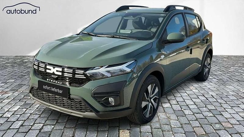 Grün / safarigrün Neu 2025 Dacia Sandero Expression SUV | 20.470 € - Bild 1/4