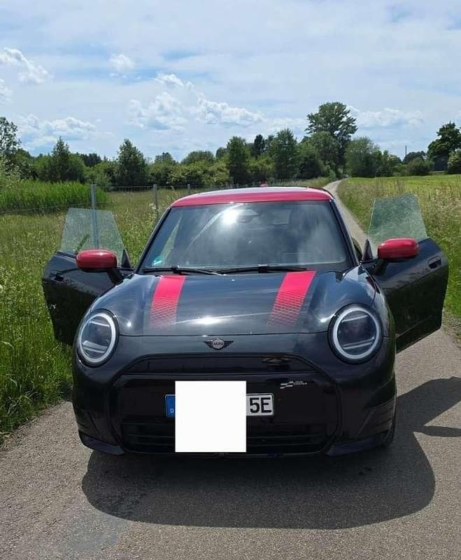 Gebraucht 2024 Mini Cooper SE Kleinwagen | 34.900 € (Teuer) - Bild 1/4