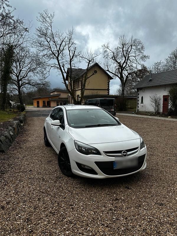 Gebraucht Opel Astra 115 PS (84 kW) 2015 Weiß Kleinwagen