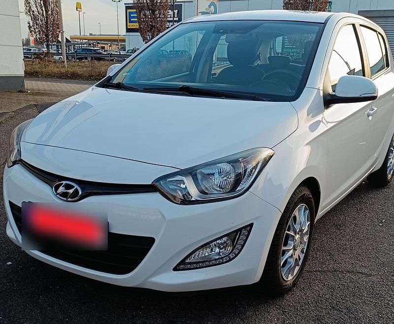 Gebraucht Hyundai i20 101 PS (74 kW) 2014 Weiß Kleinwagen