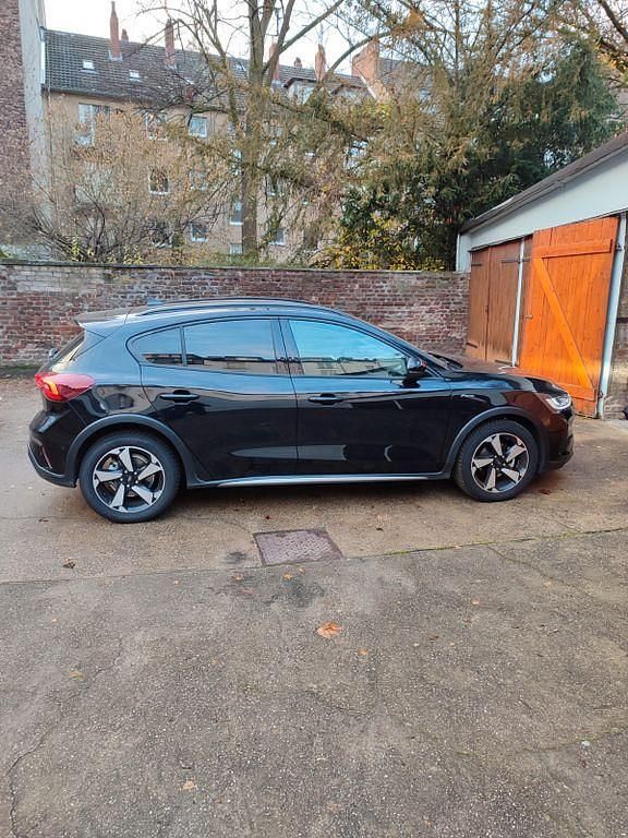 Usata Ford Focus Active 120 CV (88 kW) 2022 Nero Berlina