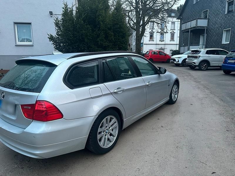 Gebraucht BMW 318 143 PS (105 kW) 2012 Grau Kombi