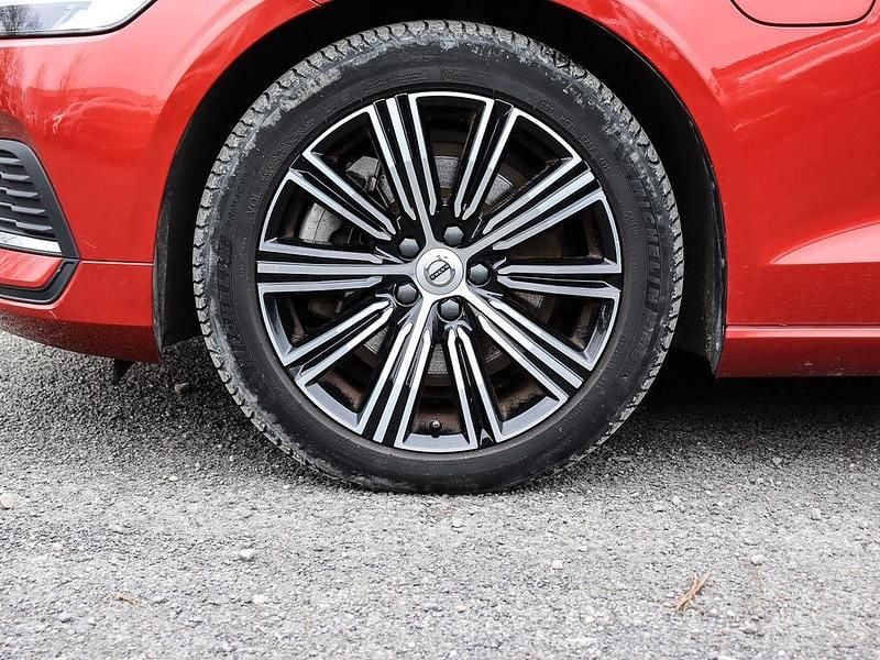 Gebraucht Volvo V60 Core 398 PS (292 kW) 2022 Rot Kombi