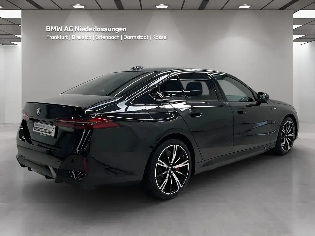Gebraucht BMW 550e M Sport 313 PS (230 kW) 2025 Schwarz Limousine
