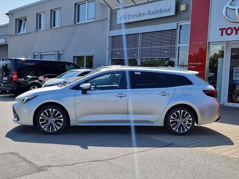 Neu Toyota Corolla 178 PS (130 kW) 2025 Cosmicsilber Kombi