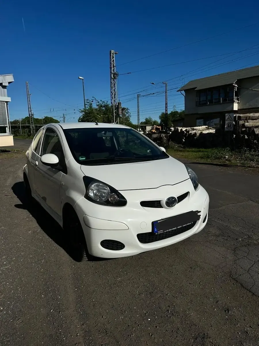 Gebraucht Toyota Aygo 68 PS (50 kW) 2010 Weiß Kleinwagen