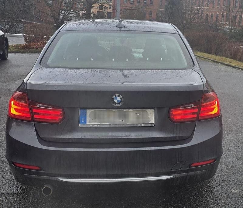 Gebraucht BMW 320 Sport Line 184 PS (135 kW) 2012 Grau Limousine
