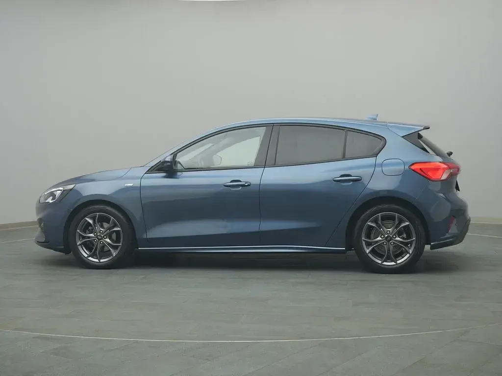 Gebraucht Ford Focus ST-Line 125 PS (91 kW) 2022 Chroma blau Limousine