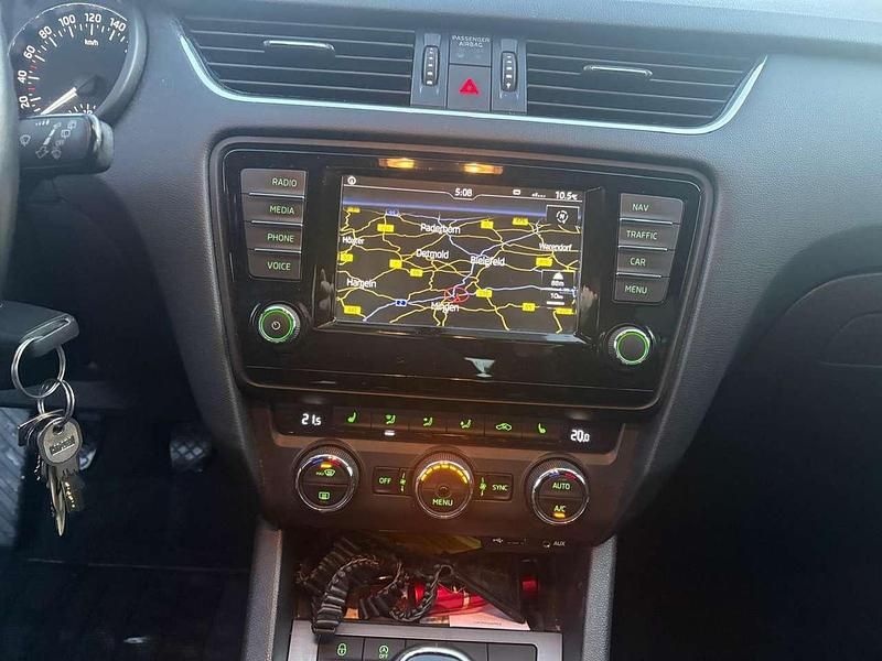 Gebraucht Skoda Octavia Joy 110 PS (80 kW) 2016 Silber Kleinwagen