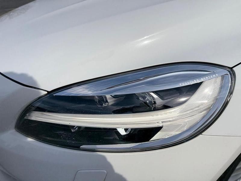 Gebraucht Volvo V40 Momentum 150 PS (110 kW) 2017 Weiß Limousine