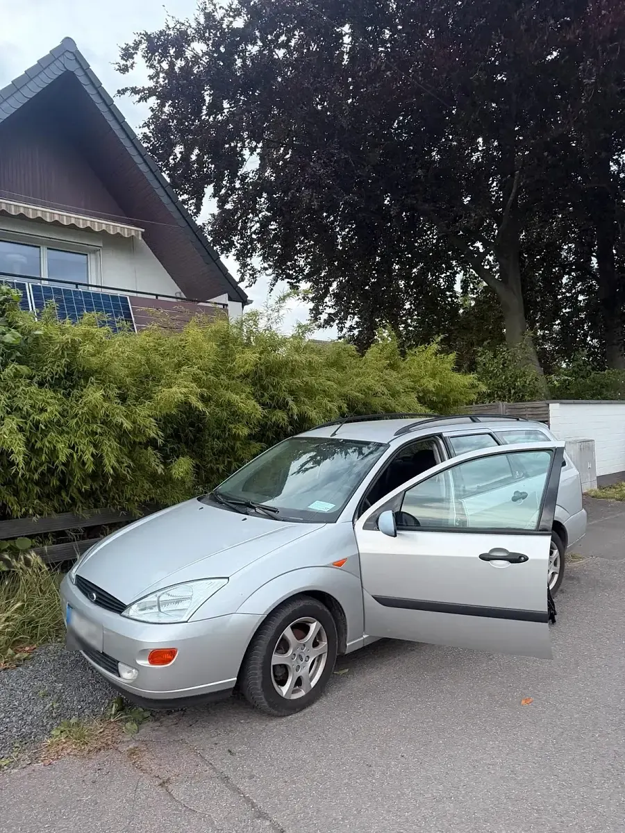 Gebraucht Ford Focus Ghia 131 PS (96 kW) 2000 Grau Kombi