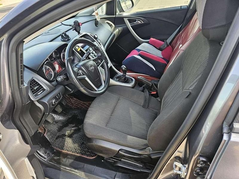 Gebraucht Opel Astra Design Edition 140 PS (102 kW) 2011 Grau Kombi