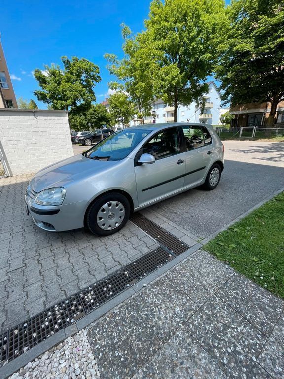 Grau Gebraucht 2006 VW Golf V Comfortline Limousine | 2.590 € (Guter Preis) - Bild 1/4