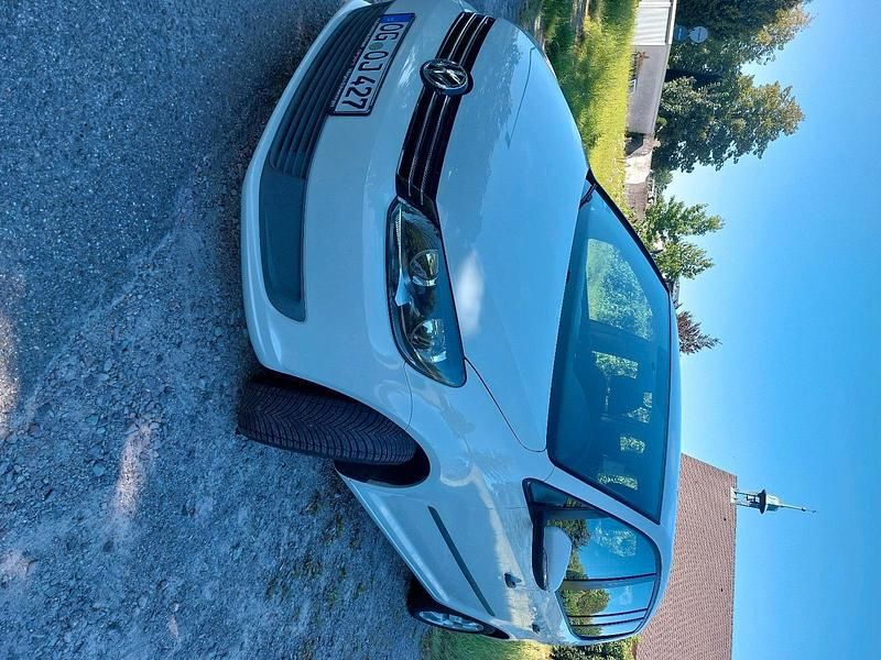 Weiß Gebraucht 2011 VW Touran Style Van / Kleinbus | 5.500 € (Guter Preis) - Bild 1/4