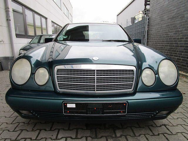 Gebraucht Mercedes E200 Classic 136 PS (100 kW) 1997 Grün metallic Limousine