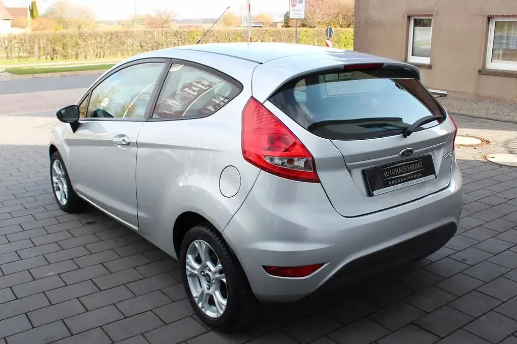 Gebraucht Ford Fiesta Trend 60 PS (44 kW) 2011 Silber Kleinwagen