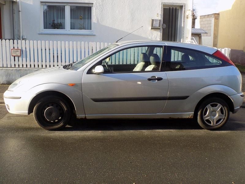 Gebraucht Ford Focus 101 PS (74 kW) 2002 Silber Kleinwagen