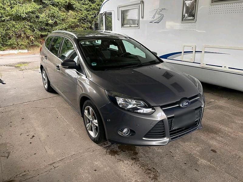 Braun Gebraucht 2012 Ford Focus Kombi | 2.750 € (Guter Preis) - Bild 1/4