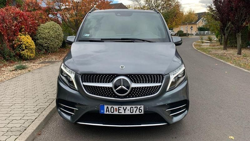 Grau Gebraucht 2021 Mercedes V300 AMG Van / Kleinbus | 51.990 € (Superpreis) - Bild 1/4