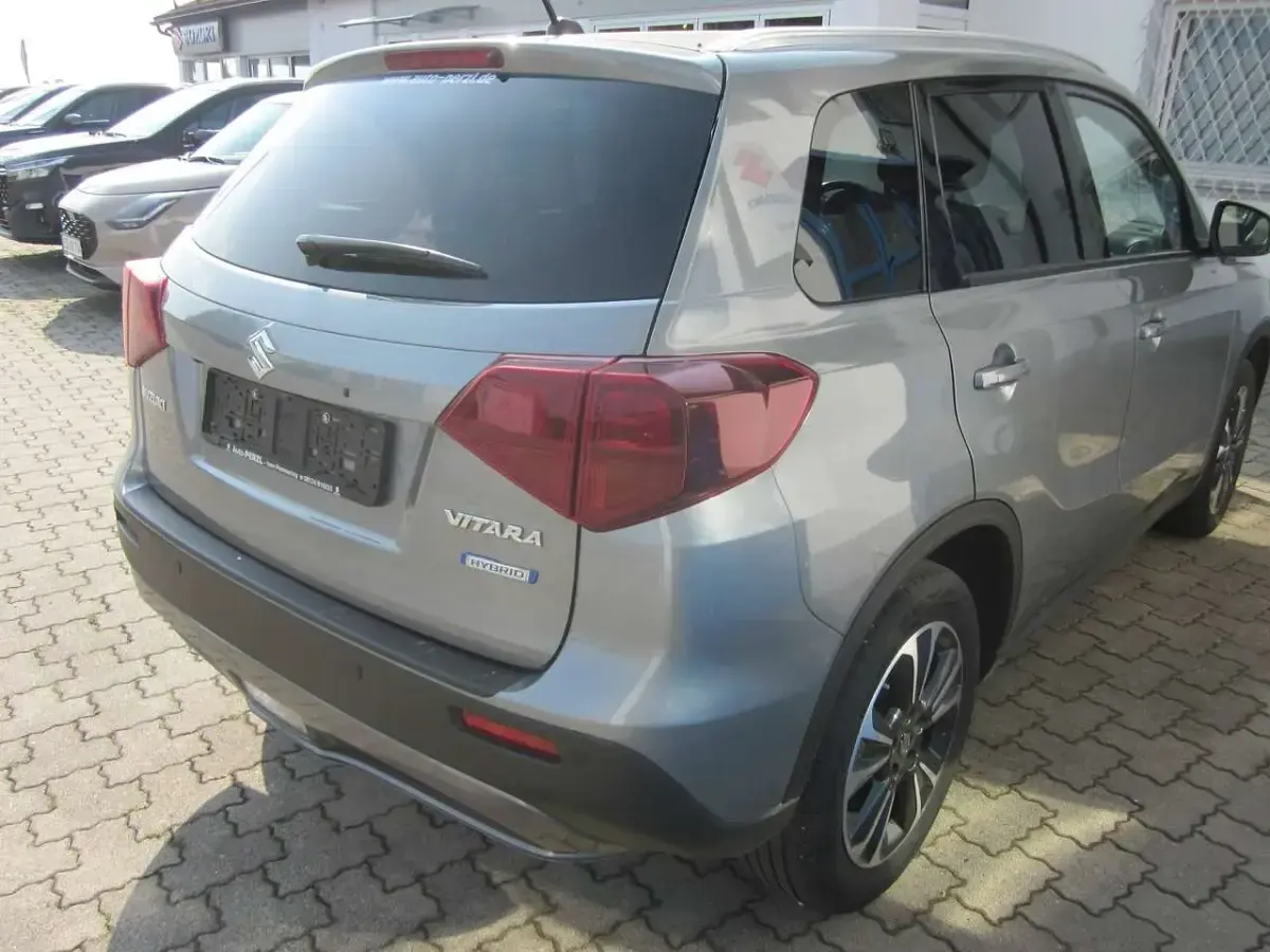 Gebraucht Suzuki Vitara Comfort 129 PS (94 kW) 2023 Galactic gray met. zcd SUV