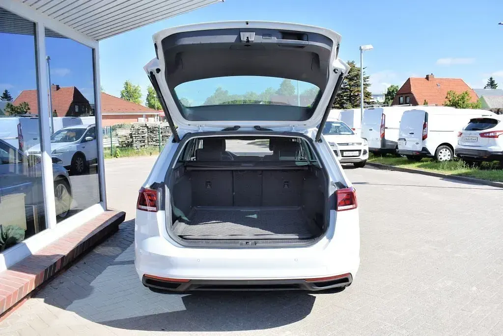 Gebraucht VW Passat Business 150 PS (110 kW) 2024 Gletscherweiß metallic Kombi