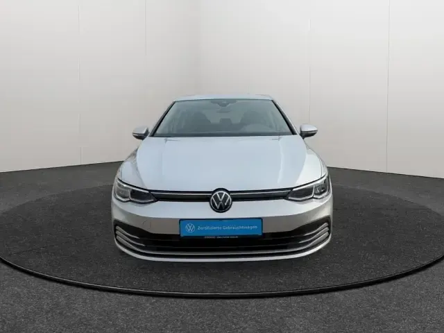 Usado VW Golf VIII 116 HP (85 kW) 2021 Prateado Sedan