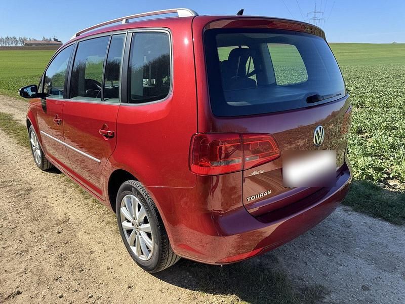 Gebraucht VW Touran Highline 140 PS (102 kW) 2013 Rot Van / Kleinbus