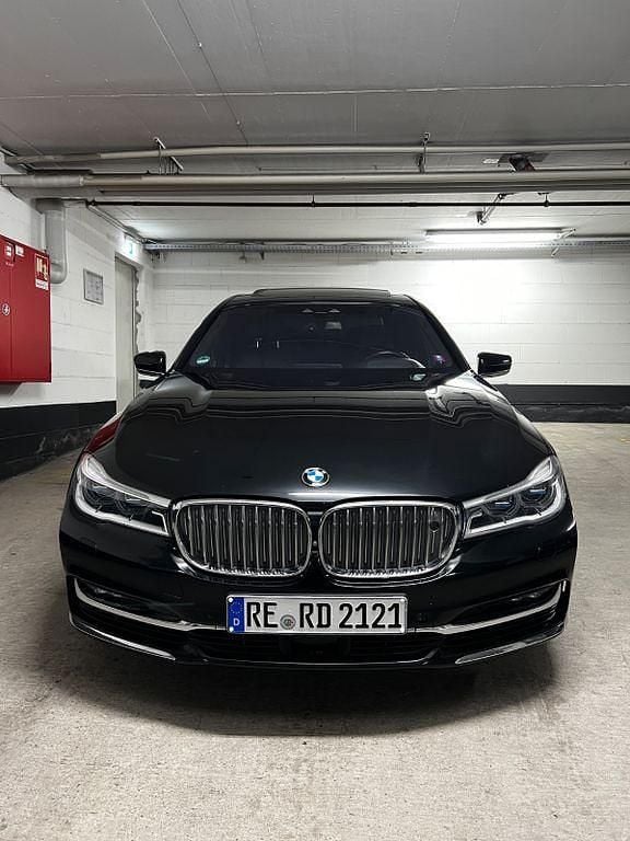 Grün Gebraucht 2018 BMW 750L Sport Line Limousine | 36.500 € - Bild 1/4