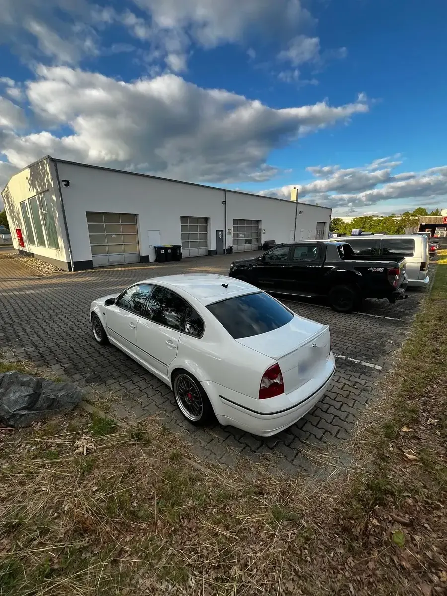 Gebraucht VW Passat 131 PS (96 kW) 2003 Weiß Limousine
