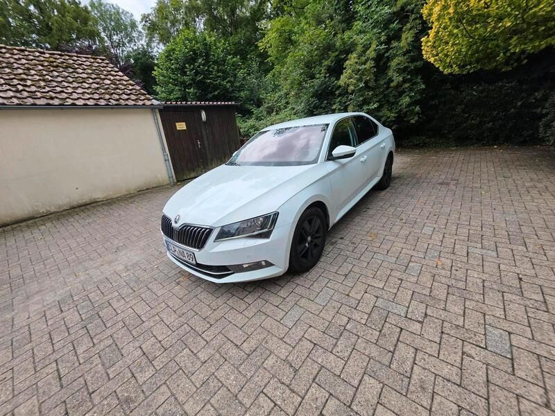 Weiß Gebraucht 2017 Skoda Superb Ambition Limousine | 13.700 € (Superpreis) - Bild 1/4